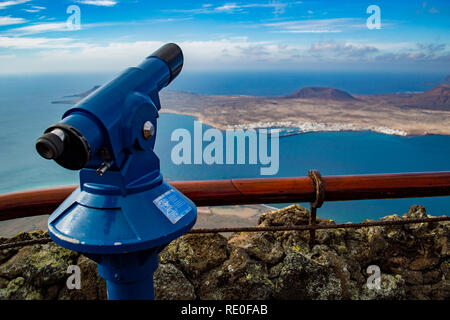 Una vista di La Graciosa isola dal Mirador del Rio a Lanzarote, Isole Canarie Foto Stock