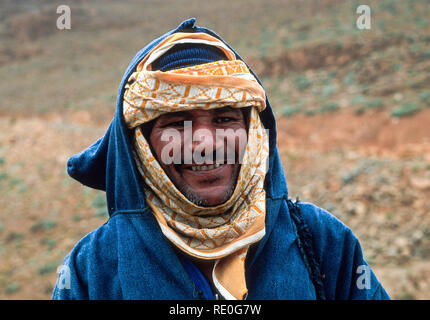 Ritratto di un sorridente pastore marocchino in abiti tradizionali Foto Stock