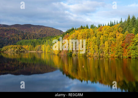 Autunno riflessioni sul Loch Faskally vicino Pitlochry, Perthshire Scozia Scotland Foto Stock
