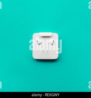 Auricolare su blu colore pastello.Ascolta i concetti musicali Foto Stock