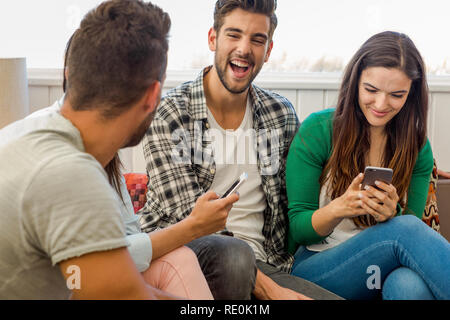 Amici faving divertimento e facendo un selfie Foto Stock