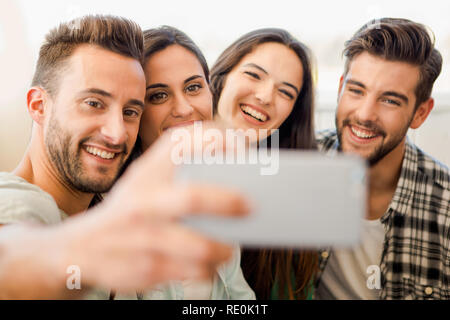 Amici faving divertimento e facendo un selfie Foto Stock