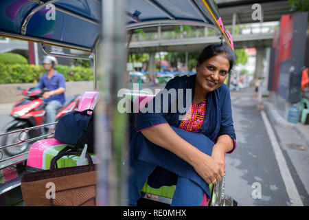 Coppia bella donna indiana seduta in tuk tuk Foto Stock