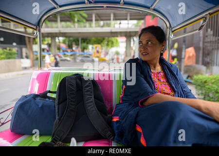 Coppia bella donna indiana seduta in tuk tuk Foto Stock