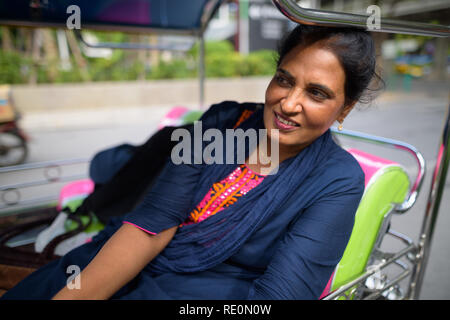 Coppia bella donna indiana seduta in tuk tuk Foto Stock