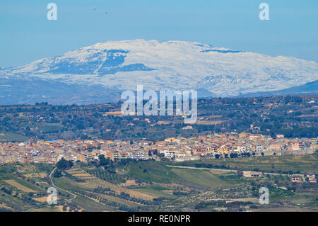 Vista da Mazzarino di Barrafranca con i monti delle Madonie in background, Sicilia, Italia, Europa Foto Stock