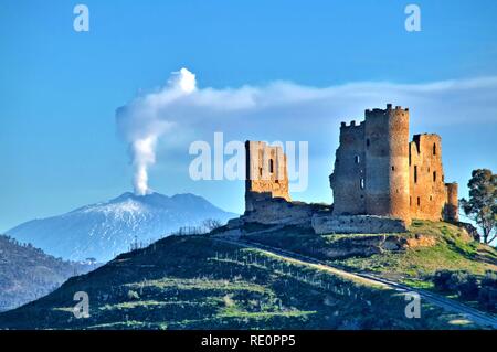 Vista pittoresca di Mazzarino Castello medievale con il Monte Etna in background, Caltanissetta, Sicilia, Italia, Europa Foto Stock