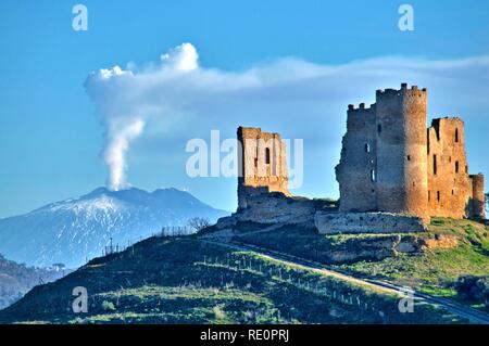 Vista pittoresca di Mazzarino Castello medievale con il Monte Etna in background, Caltanissetta, Sicilia, Italia, Europa Foto Stock