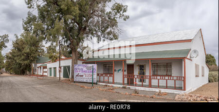 VOSBURG, SUD AFRICA, 1 settembre 2018: Storico Karoo case, utilizzato come le pensioni e le imprese, in Vosburg nel nord della provincia del Capo Foto Stock