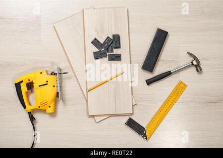 Vista superiore del legno disposti uno strumento di taglio con assi su sfondo di legno Foto Stock