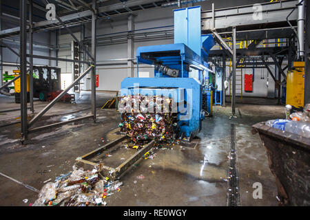 Separare la procedura di garbage collection. Apparecchiatura per la pressatura di detriti di materiale di smistamento per essere trasformati in uno dei rifiuti moderno impianto di riciclaggio. Foto Stock