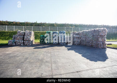 Balle di plastica dei rifiuti in impianti di trattamento dei rifiuti nello stabilimento di trasformazione. Separatee riciclaggio e stoccaggio di rifiuti per ulteriore smaltimento, cestino di smistamento. Busi Foto Stock