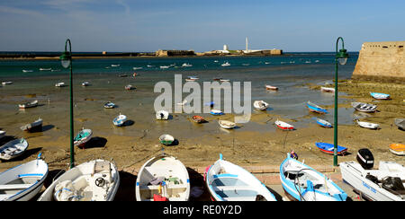 San Sebastian castello e Playa de la Caleta, Cadice. Foto Stock