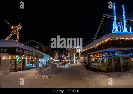 SEEFELD, Austria - 07 gennaio 2019: vista notturna di Seefeld in stato austriaco del Tirolo, una importante località turistica popolare per gli sport della neve ed alpino h Foto Stock