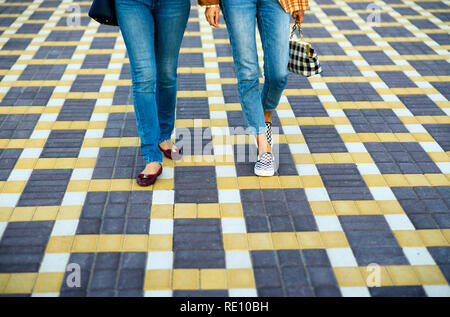 Le ragazze alla moda di camminare sulla strada closeup Foto Stock