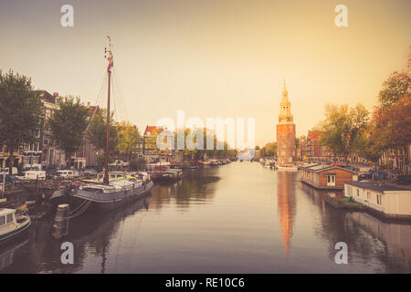 Vista tipica degli argini del canale nel centro storico della città di Amsterdam, Paesi Bassi Foto Stock