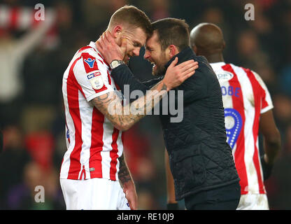 Stoke City manager Nathan Jones (destra) celebra a tempo pieno con James McClean dopo il cielo di scommessa match del campionato a bet365 Stadium, Stoke. Foto Stock