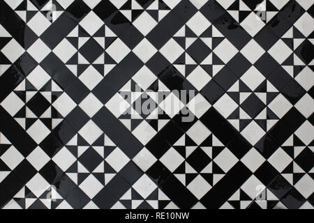 Wet pavimento piastrellato in edificio ingresso, Hove, England, Regno Unito Foto Stock