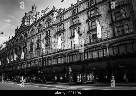 Vecchia fotografia in bianco e nero dei magazzini Harrods a Londra, Regno Unito Foto Stock