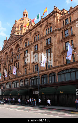 Vista frontale dei magazzini Harrods a Londra, Regno Unito Foto Stock