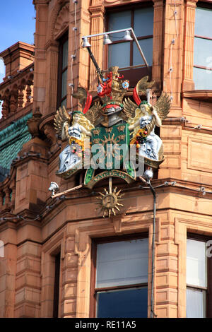 Stemma presso la facciata di una torre angolare dei magazzini Harrods a Londra, Regno Unito Foto Stock