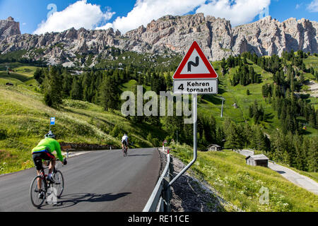 Alto Adige, Trentino, panorama di montagna al Passo Gardena, Passo di montagna nelle Dolomiti altoatesine, mountain pass SS243, Foto Stock
