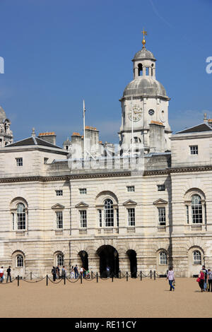 A metà del XVIII secolo Horse Guards visto attraverso la sfilata delle Guardie a Cavallo a Londra, Regno Unito Foto Stock