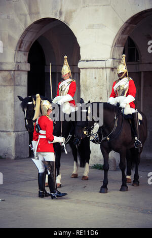 Royal Horse Guards durante il cambio della guardia di fronte al Horse Guards edificio storico a Londra, Regno Unito Foto Stock