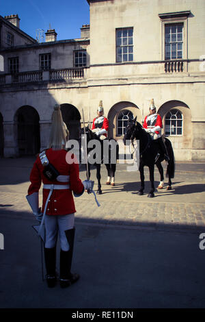 Royal Horse Guards durante il cambio della guardia di fronte al Horse Guards edificio storico a Londra, Regno Unito Foto Stock