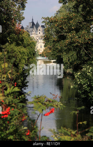 A metà del XVIII secolo Horse Guards edificio visto attraverso il St James Park a Londra, Regno Unito Foto Stock