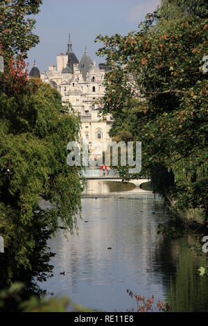 A metà del XVIII secolo Horse Guards edificio visto attraverso il St James Park a Londra, Regno Unito Foto Stock