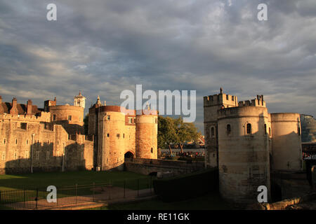 Byward Tower e la torre centrale di Sua Maestà il Palazzo Reale e la fortezza di La Torre di Londra, Regno Unito Foto Stock