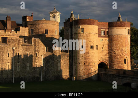 Byward Tower e la torre centrale di Sua Maestà il Palazzo Reale e la fortezza di La Torre di Londra, Regno Unito Foto Stock