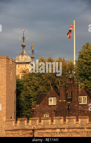 Union Jack sventola su un pennone a Sua Maestà il Palazzo Reale e la fortezza di La Torre di Londra, Regno Unito Foto Stock