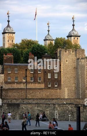 Union Jack sventola su un pennone a Sua Maestà il Palazzo Reale e la fortezza di La Torre di Londra, Regno Unito Foto Stock