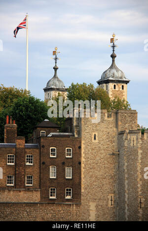 Union Jack sventola su un pennone a Sua Maestà il Palazzo Reale e la fortezza di La Torre di Londra, Regno Unito Foto Stock