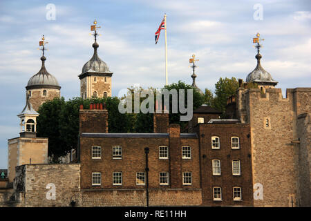 Union Jack sventola su un pennone a Sua Maestà il Palazzo Reale e la fortezza di La Torre di Londra, Regno Unito Foto Stock