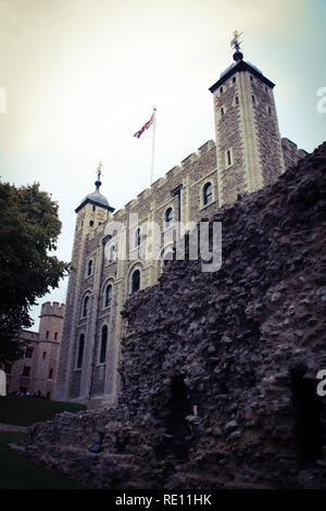 Unione Jack presso la Torre Bianca all'interno di Sua Maestà il Palazzo Reale e la fortezza di La Torre di Londra, Regno Unito Foto Stock