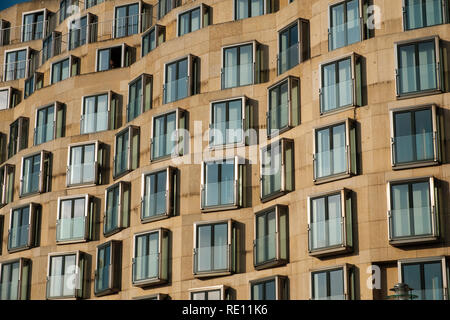 Berlino, Germania - 23 maggio 2017: la facciata della DZ Bank Building si trova a Pariser Platz 3 a Berlino. Si tratta di un ufficio, conferenza, e residenziale Foto Stock