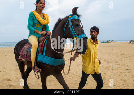 Passeggiate a cavallo sulla spiaggia di Marina, vicino Chennai city centre Foto Stock