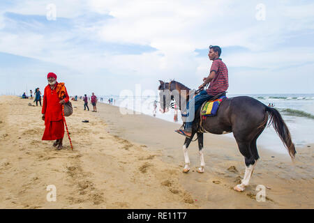 Passeggiate a cavallo sulla spiaggia di Marina, vicino Chennai city centre Foto Stock