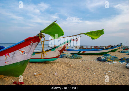 Barche da pesca con bandiere svolazzanti sulla Marina Beach, Chennai, India Foto Stock