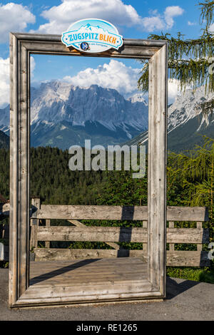 Vista dalla strada Fernpass in Austria, Tirolo, sul massiccio dello Zugspitze, Foto Stock