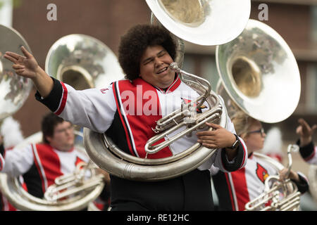 Louisville, Kentucky, Stati Uniti d'America - 03 Maggio 2018: il Pegasus Parade, Marching Band presso la University of Louisville andando giù W Broadway Foto Stock