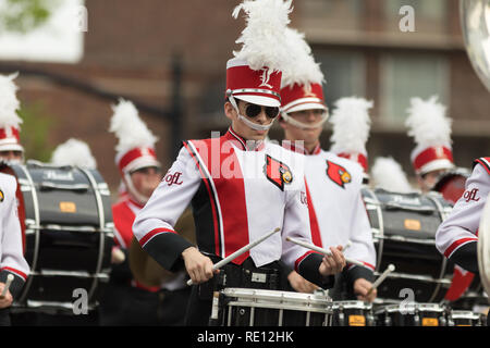 Louisville, Kentucky, Stati Uniti d'America - 03 Maggio 2018: il Pegasus Parade, Marching Band presso la University of Louisville andando giù W Broadway Foto Stock
