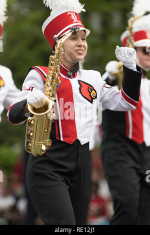 Louisville, Kentucky, Stati Uniti d'America - 03 Maggio 2018: il Pegasus Parade, Marching Band presso la University of Louisville andando giù W Broadway Foto Stock