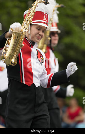 Louisville, Kentucky, Stati Uniti d'America - 03 Maggio 2018: il Pegasus Parade, Marching Band presso la University of Louisville andando giù W Broadway Foto Stock