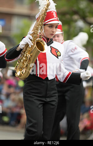 Louisville, Kentucky, Stati Uniti d'America - 03 Maggio 2018: il Pegasus Parade, Marching Band presso la University of Louisville andando giù W Broadway Foto Stock