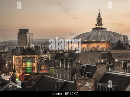 Vista di McEwan Hall con la cupola e Teviot House, dell'Università di Edimburgo, nella città vecchia, da un tetto, con le luci di Natale. La Scozia, Regno Unito Foto Stock