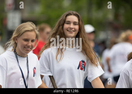 Louisville, Kentucky, Stati Uniti d'America - 03 Maggio 2018: il Pegasus Parade, gli studenti provenienti da tutte le femmine sacro cuore accademia, camminando giù w broadway Foto Stock